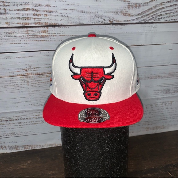 Chicago Bulls Mitchell & Ness Embroidered Fitted 7 5/8 Hat Cap - Picture 1 of 12